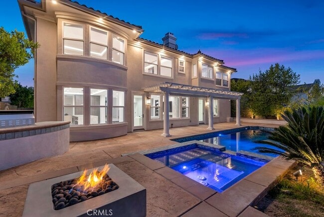 20151 Vía Medici in Los Angeles, CA - Building Photo - Building Photo