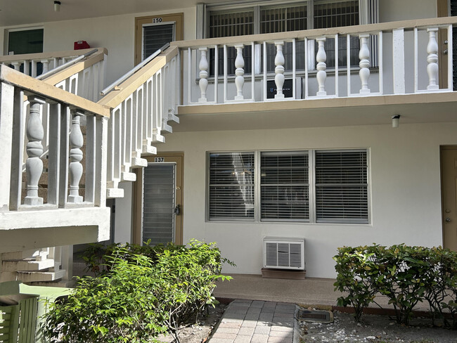 137 Bedford F in West Palm Beach, FL - Foto de edificio - Building Photo