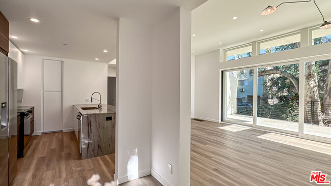 946 Lucile Ave in Los Angeles, CA - Building Photo - Building Photo