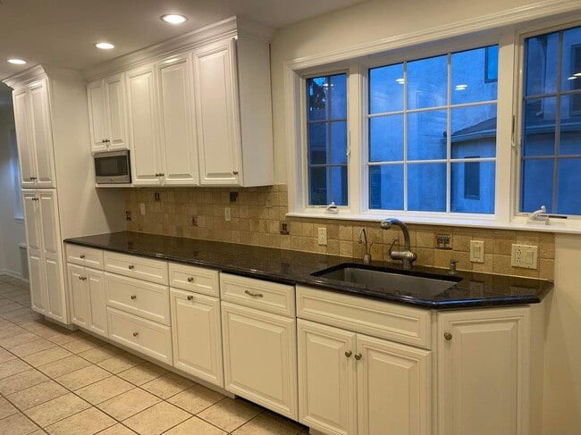 property at 202 S 5th St