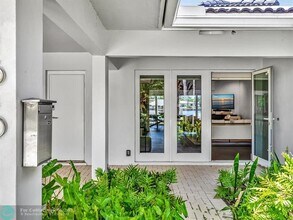 1640 NE 43rd St in Oakland Park, FL - Foto de edificio - Building Photo