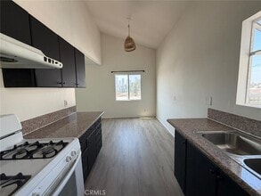 911 N Beaudry Ave in Los Angeles, CA - Foto de edificio - Building Photo