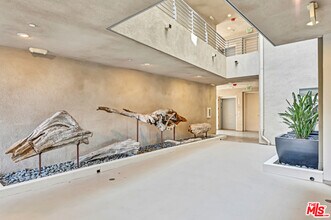 4211 Redwood Ave-Unit -305 in Los Angeles, CA - Building Photo - Building Photo