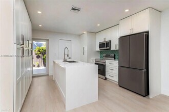 1421 NE 30th Ct in Oakland Park, FL - Building Photo - Building Photo