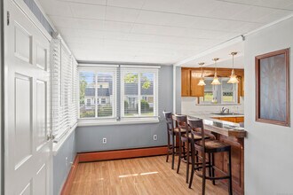 518 Quaker Ln S in West Hartford, CT - Building Photo - Building Photo