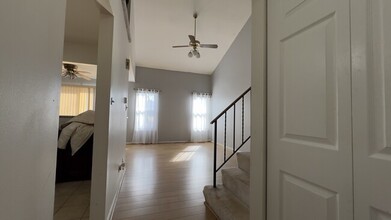 385 Grissom Ct in Hoffman Estates, IL - Building Photo - Building Photo