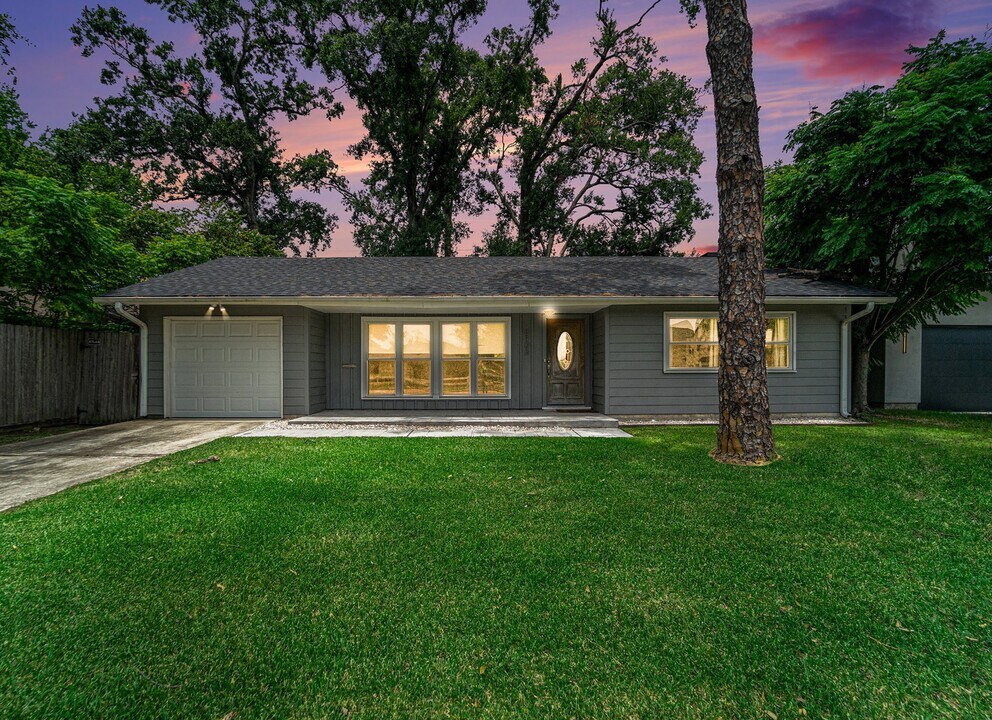 8106 Montridge Dr in Houston, TX - Building Photo