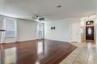 705 Hightrail in Schertz, TX - Foto de edificio - Building Photo