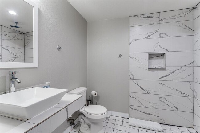 735 W 10th St in Dallas, TX - Building Photo - Building Photo