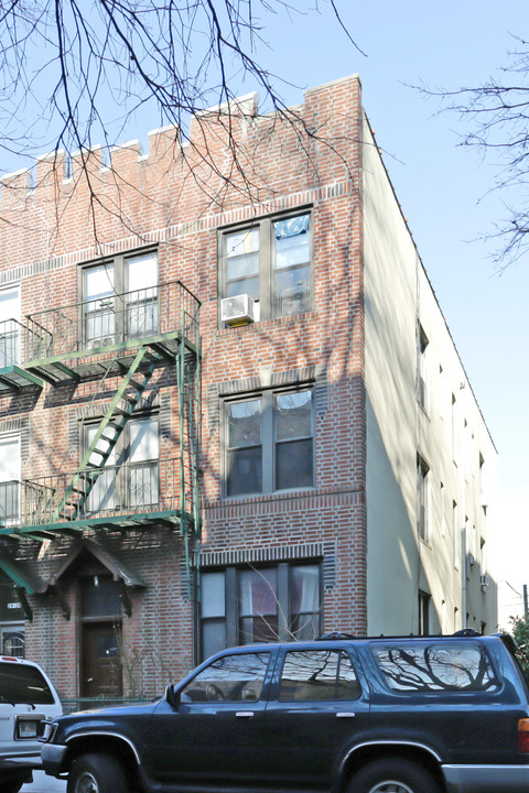 24-22 27th St in Astoria, NY - Building Photo