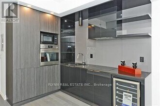70 Temperance St in Toronto, ON - Building Photo - Building Photo