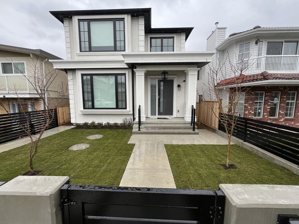 4653 Pender St in Burnaby, BC - Building Photo