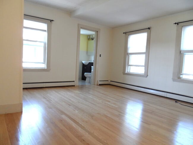 11 Chestnut St, Unit 2R in Wakefield, MA - Foto de edificio - Building Photo