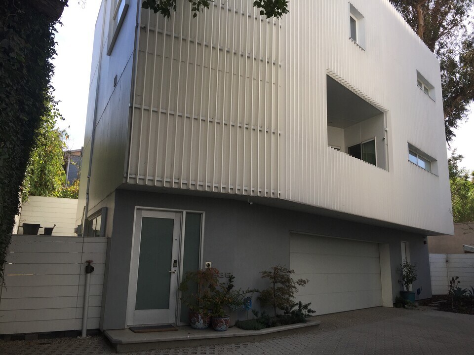 2836 N Buzz Ct, Unit 05-3305 in Los Angeles, CA - Foto de edificio