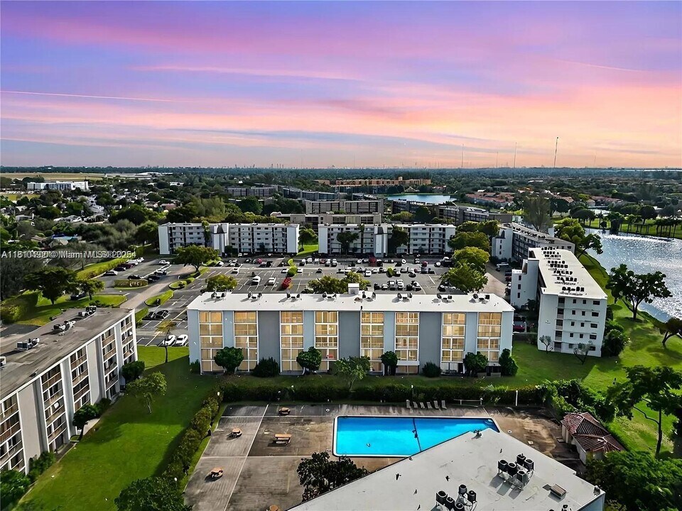 8610 N Sherman Cir in Miramar, FL - Building Photo