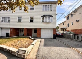 15-83 208th Pl in Queens, NY - Building Photo