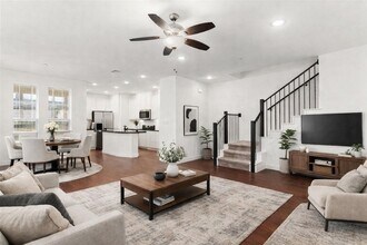 2634 Dodson St in Garland, TX - Foto de edificio - Building Photo