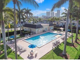 2413 NE 10th St in Hallandale Beach, FL - Building Photo