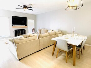 7284 Regency Square Ct in Houston, TX - Building Photo - Building Photo