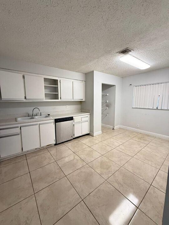 11610 NW 27th Ct, Unit 4 in Coral Springs, FL - Foto de edificio