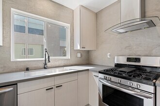 938 N Croft Ave, Unit 3 in Los Angeles, CA - Building Photo - Building Photo