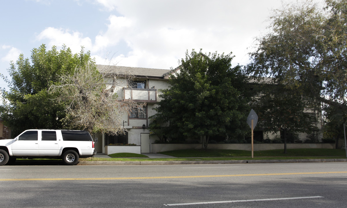 6614 Coldwater Canyon Ave in North Hollywood, CA - Building Photo