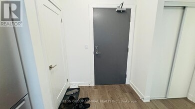 705 Davis Dr in Newmarket, ON - Building Photo - Building Photo