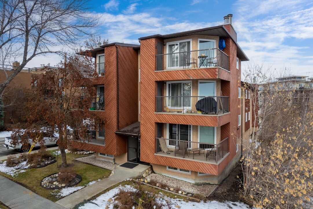 402 4 Av NE in Calgary, AB - Building Photo