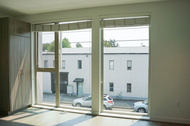 1313 SE Spokane St in Portland, OR - Building Photo - Building Photo