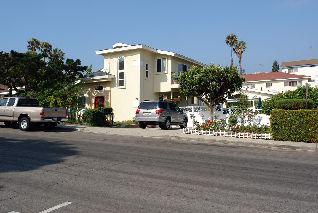 313 Eucalyptus Dr in El Segundo, CA - Building Photo