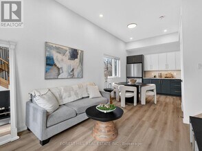 5 Hopperton Dr in Toronto, ON - Building Photo - Building Photo