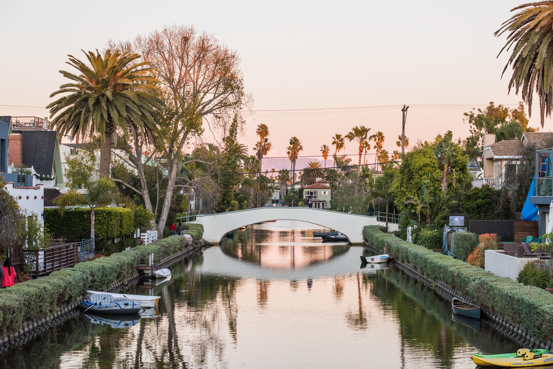 2310 Ocean Ave in Venice, CA - Foto de edificio