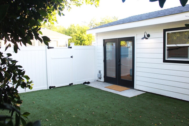 2147 S Orange Dr in Los Angeles, CA - Building Photo - Building Photo