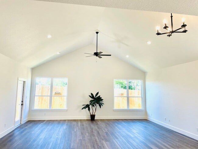 706 Cirrus Ln in Fredericksburg, TX - Foto de edificio - Building Photo