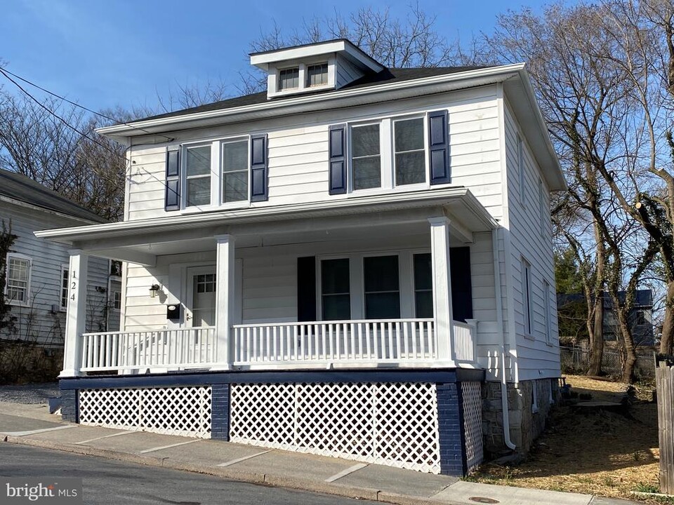 124 E Monmouth St in Winchester, VA - Foto de edificio