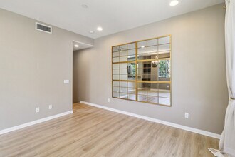 5081 Cascade Way in Oceanside, CA - Foto de edificio - Building Photo