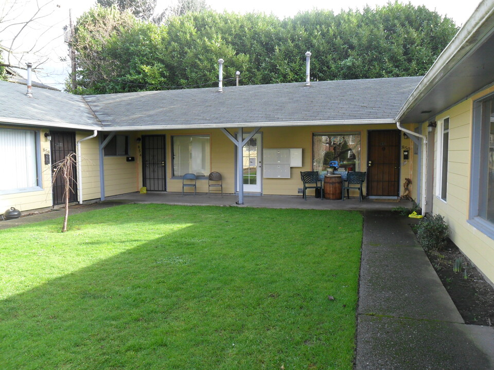 14th St. Courtyard in Salem, OR - Foto de edificio