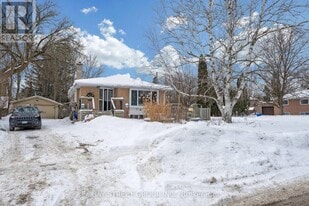 7 Kemano Rd in Aurora, ON - Building Photo