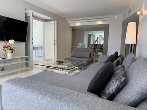 2333 Brickell Ave in Miami, FL - Foto de edificio - Building Photo