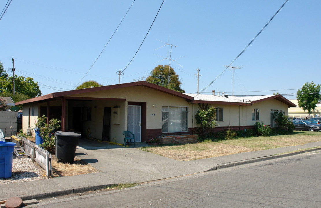 1221 Jacky Dr in Santa Rosa, CA - Building Photo