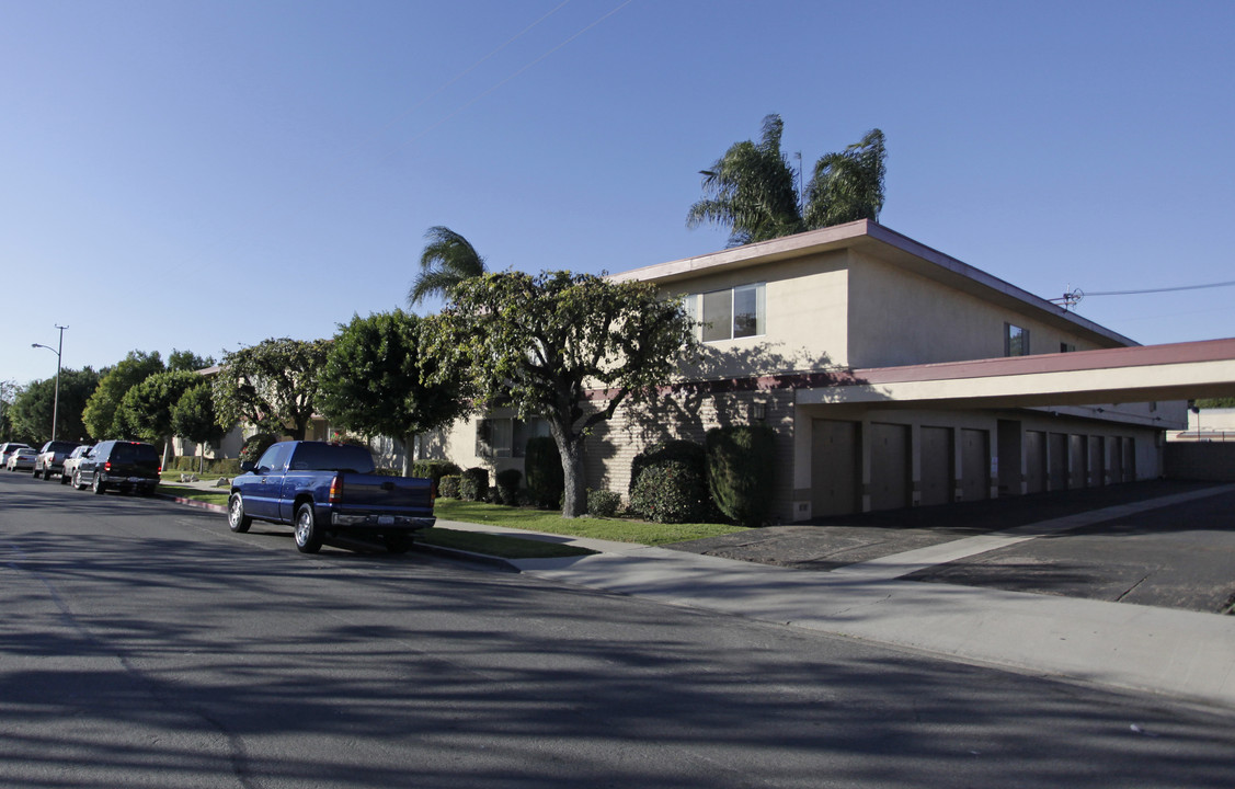 Pickwick Manor Apartments in Tustin, CA - Building Photo