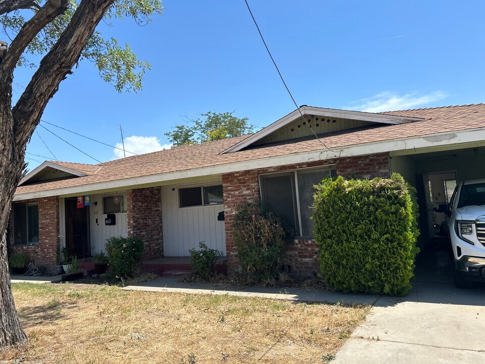 608 N Blackstone St in Tulare, CA - Building Photo