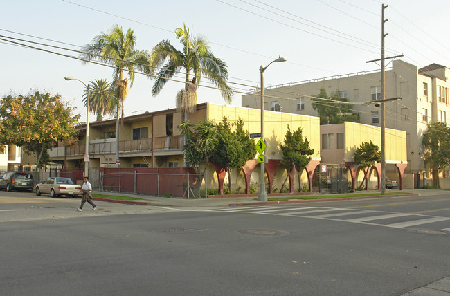 1154 N Gower St in Los Angeles, CA - Foto de edificio - Building Photo