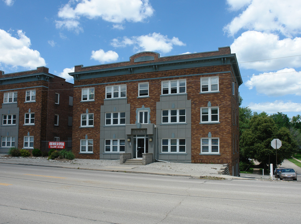 3702 Dodge St in Omaha, NE - Foto de edificio