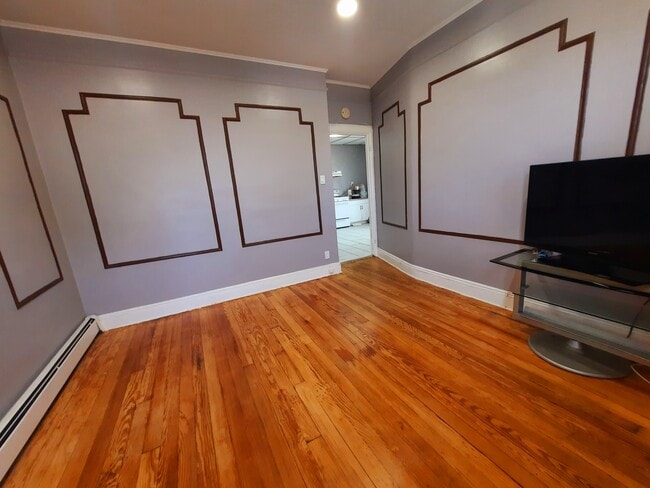 149 W 10th St, Unit 3 in Bayonne, NJ - Building Photo - Building Photo