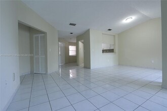 11165 NW 7th St in Miami, FL - Building Photo - Building Photo