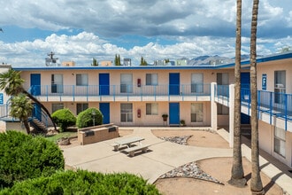 Knollwood Terrace in Tucson, AZ - Building Photo - Building Photo