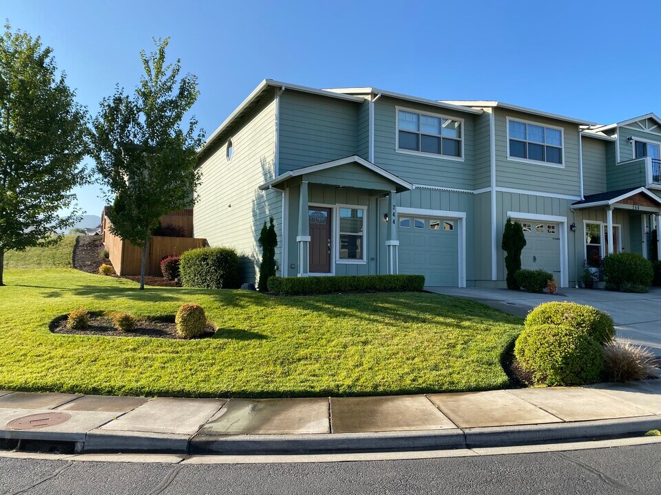 244 Dunthorpe Dr in Medford, OR - Building Photo