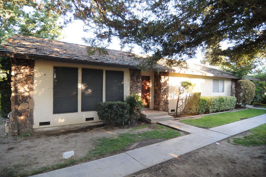 1413 Yarmouth Dr in Modesto, CA - Foto de edificio