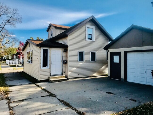 property at 916 Tyler St